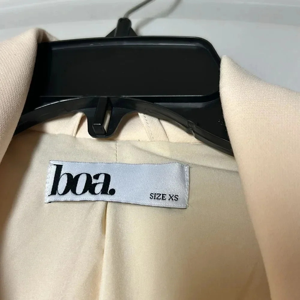 BOA (Because of Alice) vegan leather boyfriend white cream blazer - Picture 6 of 7